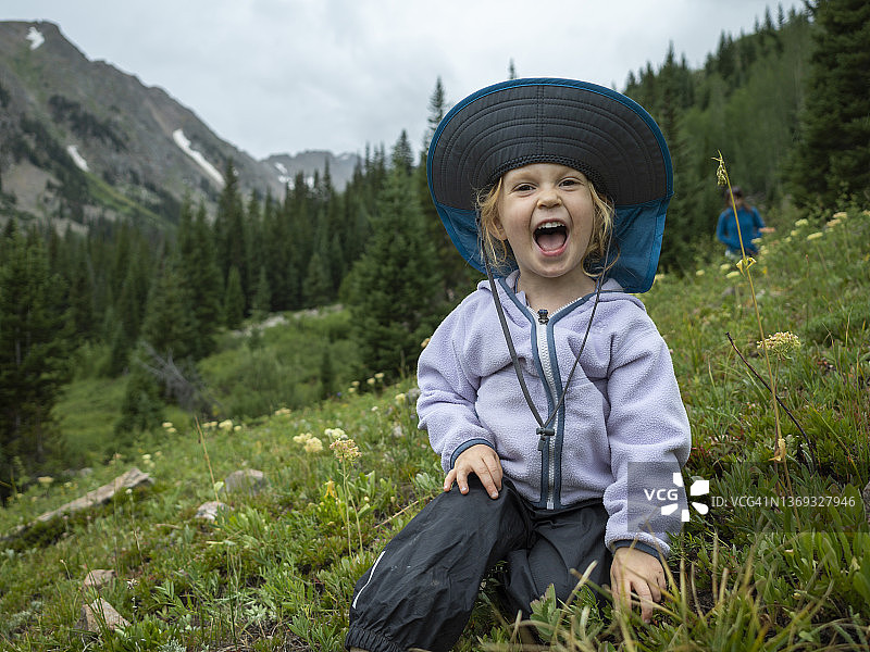 年轻女孩在科罗拉多州的荒野中欣赏山景图片素材