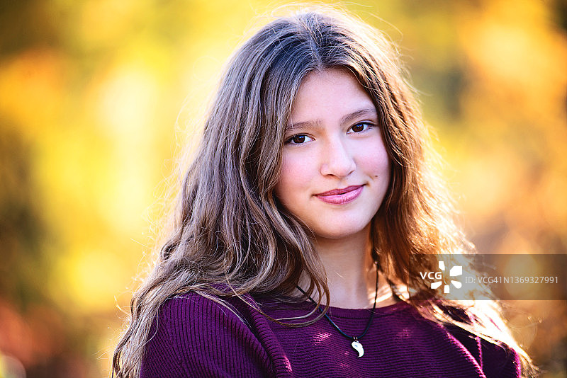 秋季户外快乐的少女图片素材