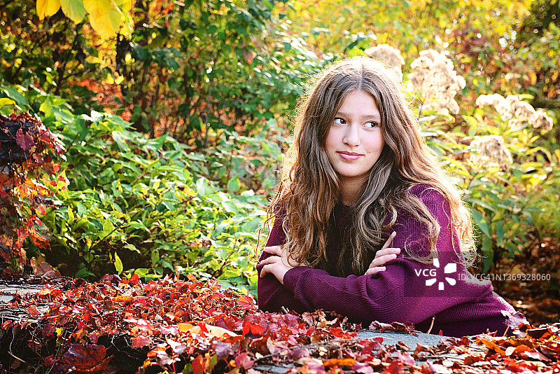 秋色中户外活动的漂亮少女图片素材