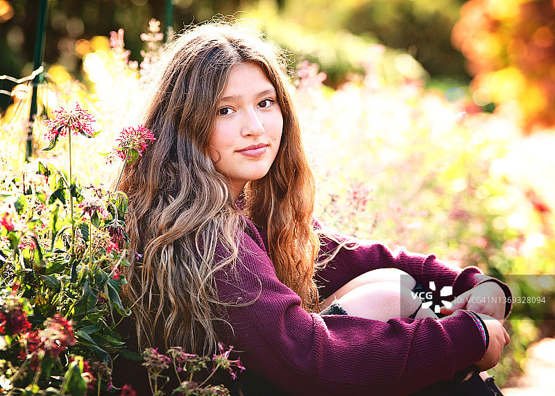 在秋色中户外休息的漂亮少女图片素材