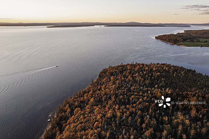 缅因州彭obscot湾日落时分的帆船航拍图片素材