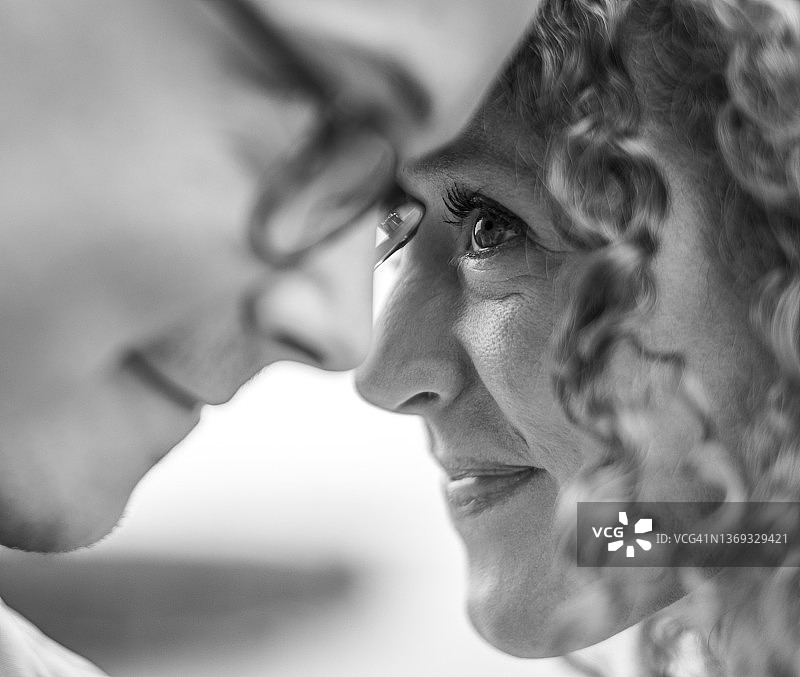 女人充满爱意地看着丈夫的眼睛特写图片素材