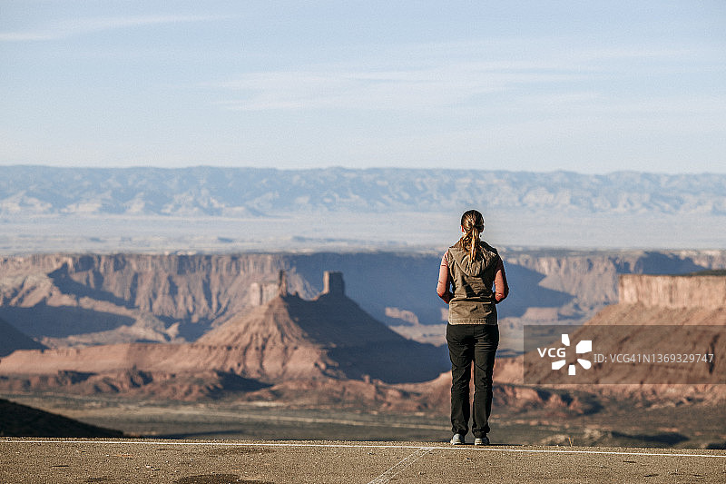 年轻女人在拉萨尔山脉眺望犹他州城堡谷图片素材