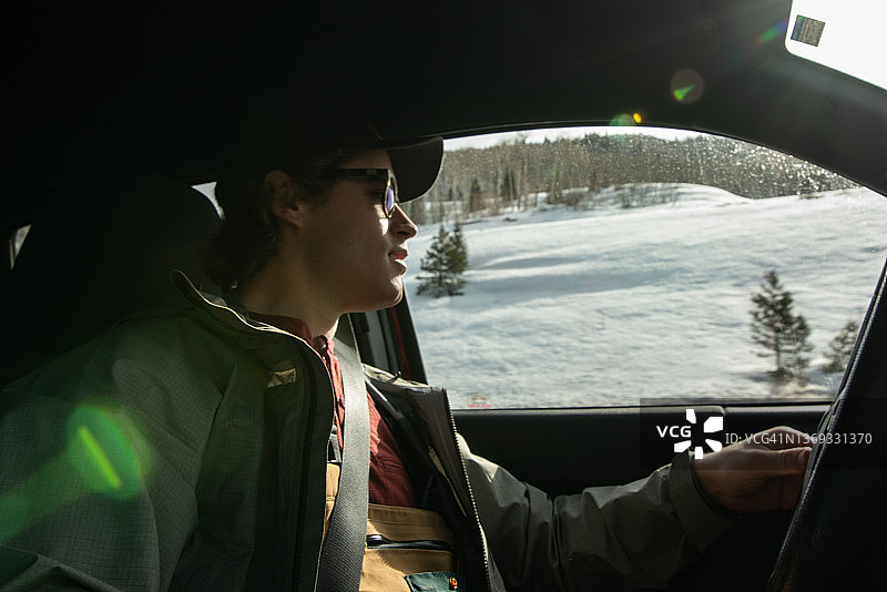 戴墨镜的男人在雪山中驾驶图片素材