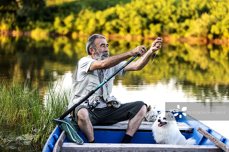 年长的男人在钓鱼图片素材