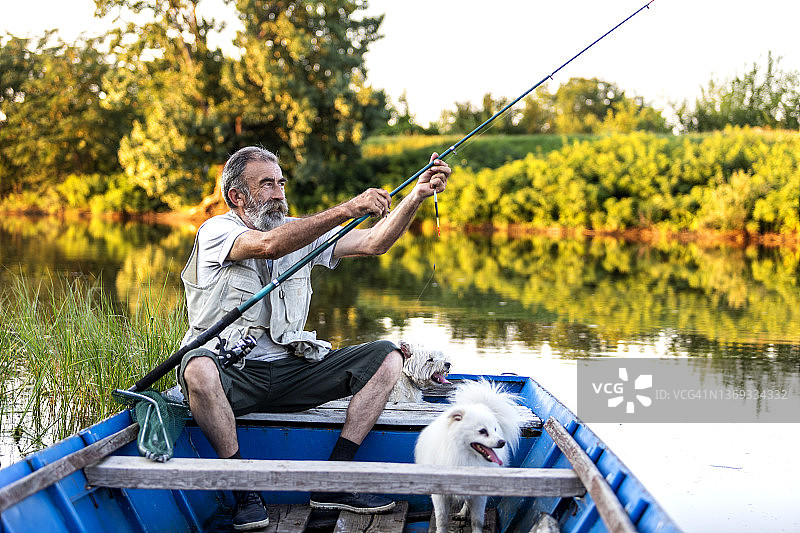 年长的男人在钓鱼图片素材