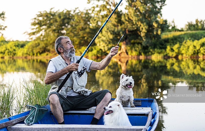 年长的男人在钓鱼图片素材