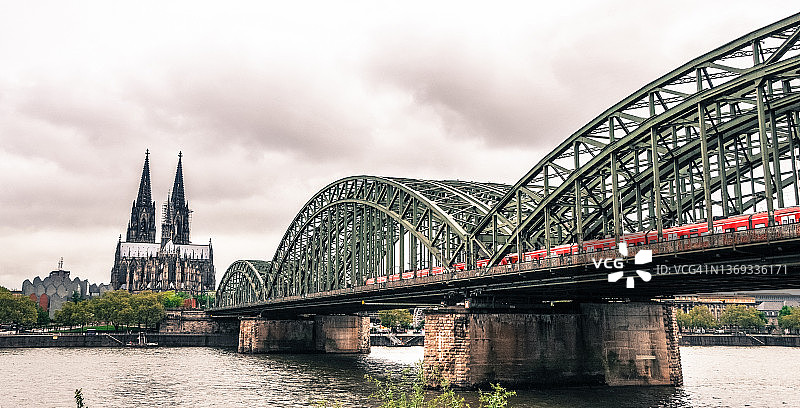 德国科隆莱茵河上的科隆大教堂和霍亨索伦桥图片素材