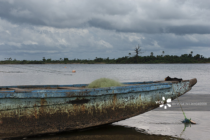 利比里亚罗伯茨波特的手工独木舟和渔网图片素材