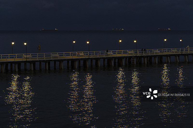 波兰格丁尼亚奥尔沃沃的木制码头夜景图片素材
