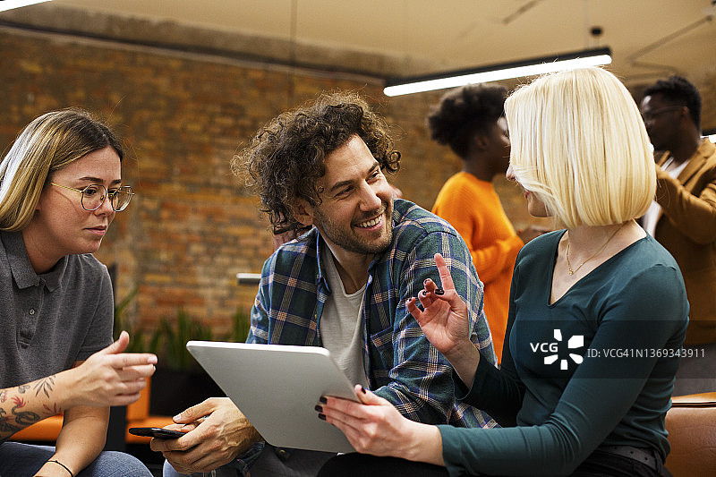 三位年轻同事分析文件图片素材