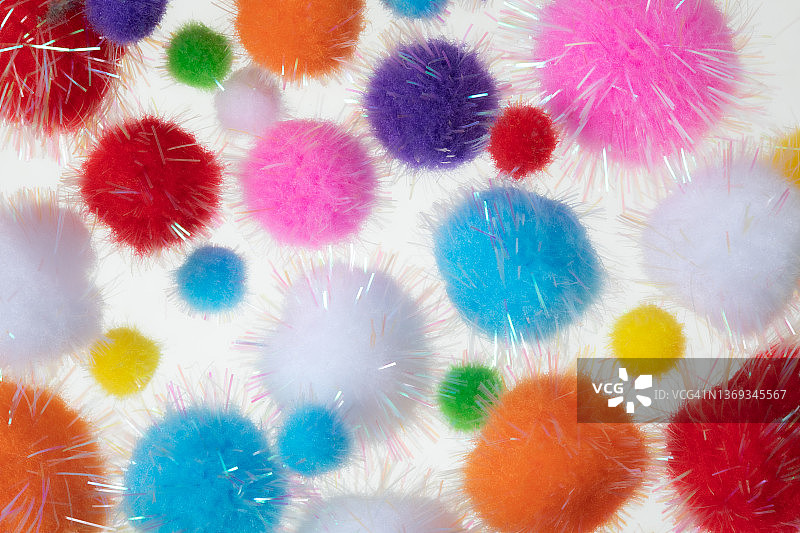 彩色蓬松绒球图片素材