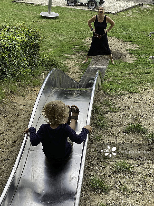 幼儿和祖母一起玩滑梯图片素材