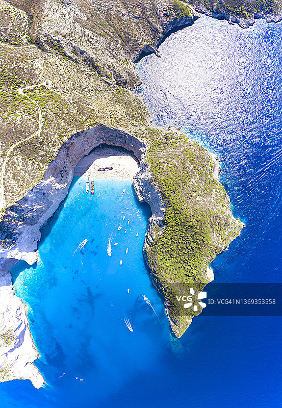 扎金索斯岛纳瓦吉奥海滩的蓝色大海航拍视角图片素材