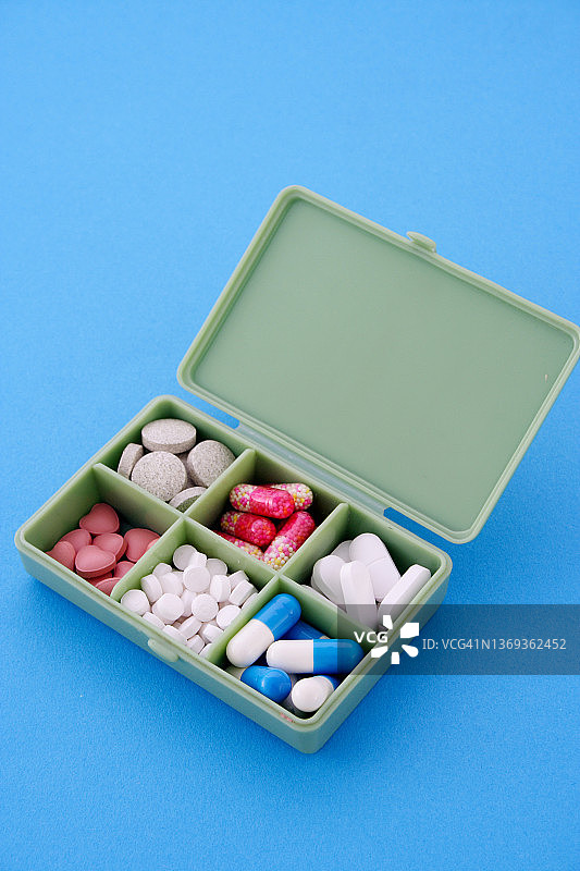 绿色背景下的各种药盒图片素材