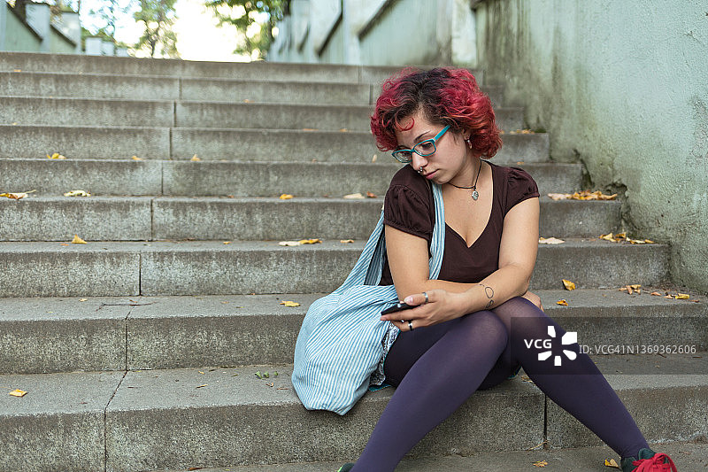 感到孤独的时尚女孩图片素材