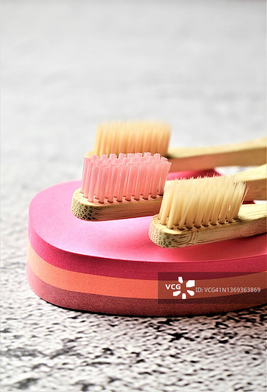 粉色心形便签上的木制牙刷图片素材