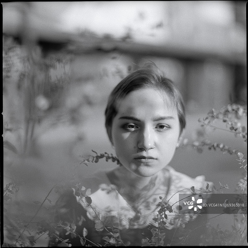 一个年轻女孩的肖像图片素材