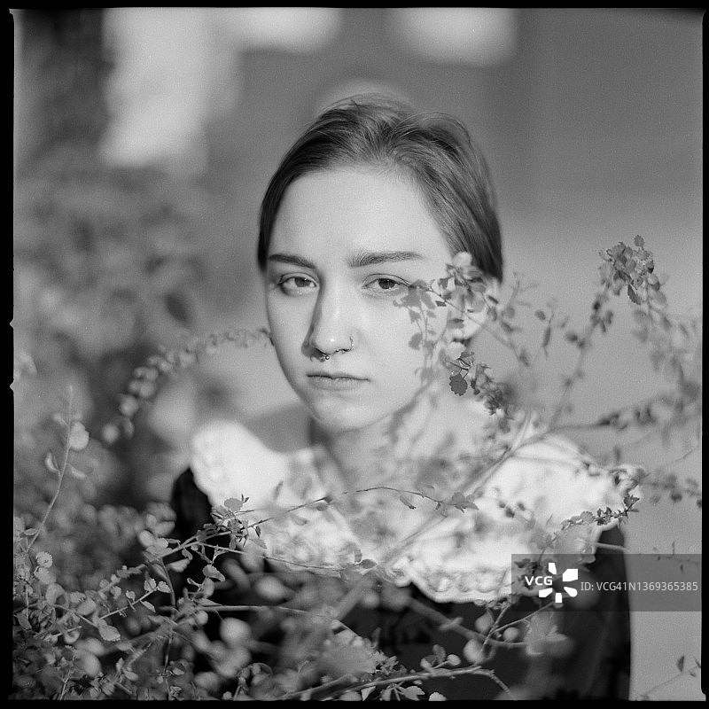 一个年轻女孩的肖像图片素材