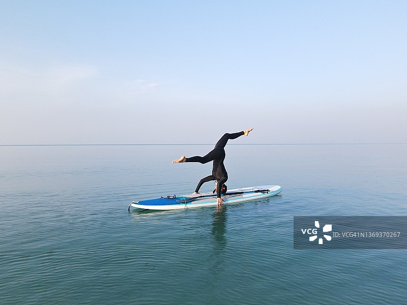 清晨划船的女人图片素材