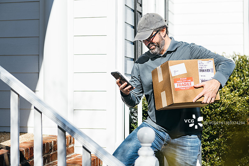 配送员将包裹放在门口图片素材
