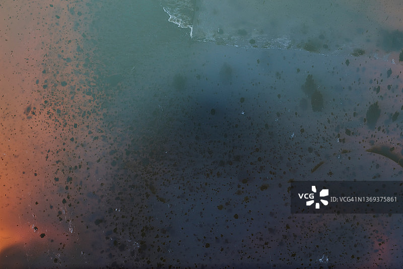 在白色背景下拍摄的玛瑙晶体横截面逆光照片图片素材