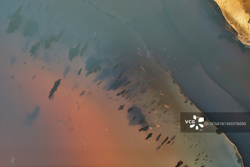 半透明水晶表面特写，天然抽象结构矿石切片。图片素材