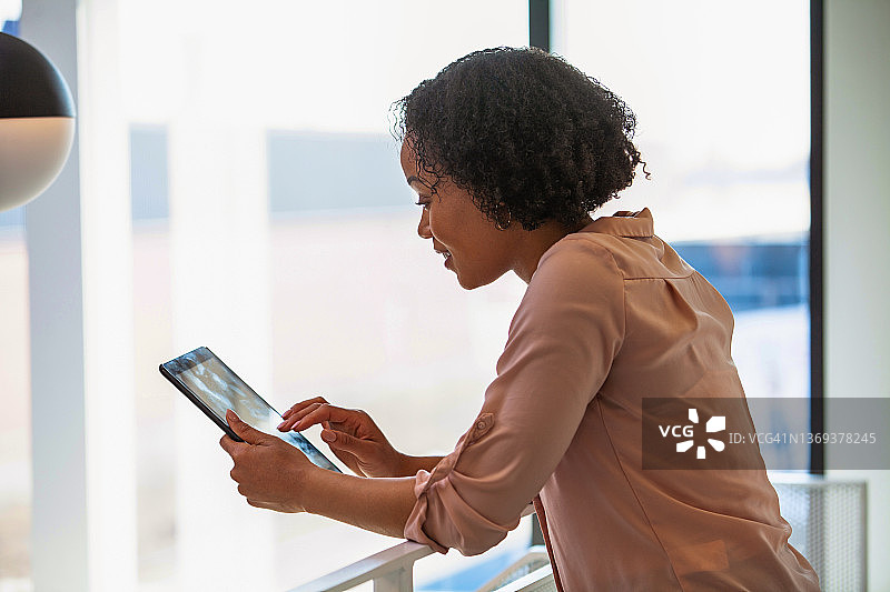 使用平板电脑的女职员图片素材