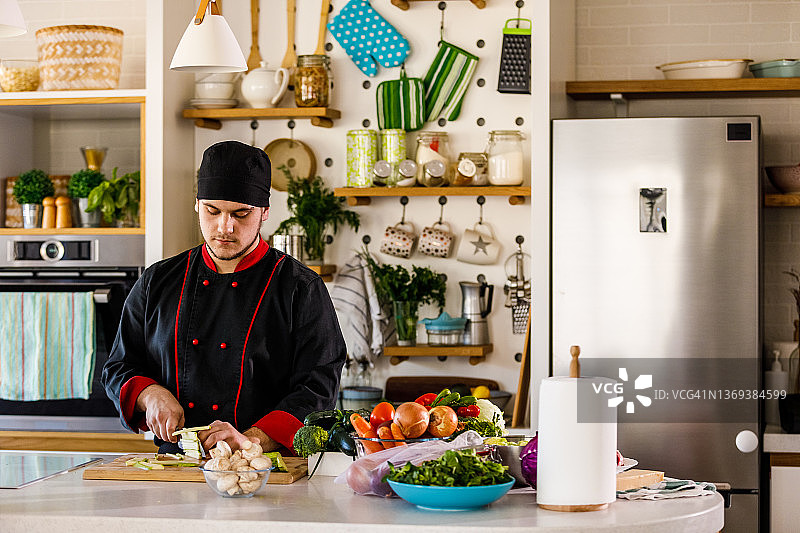 厨师切西葫芦准备食材图片素材
