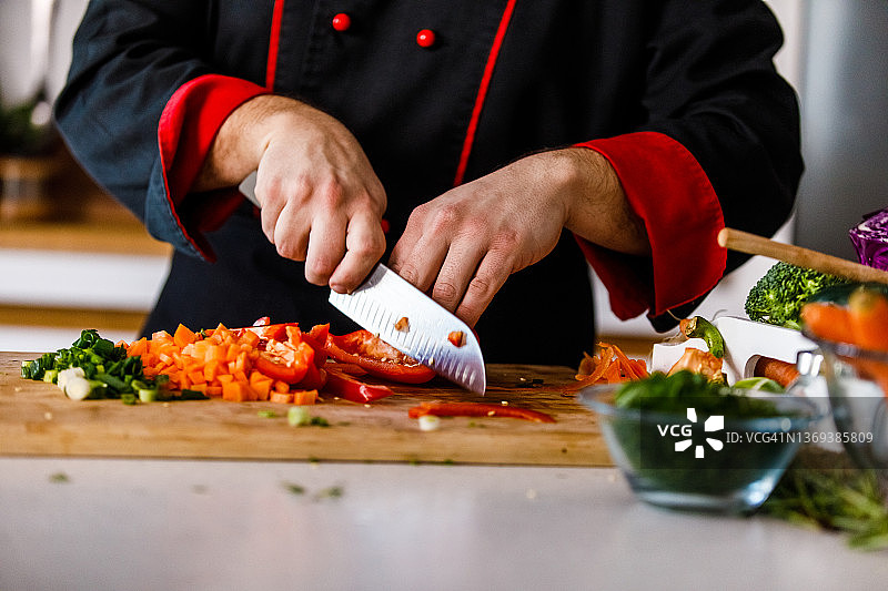 专业厨师切红甜椒图片素材