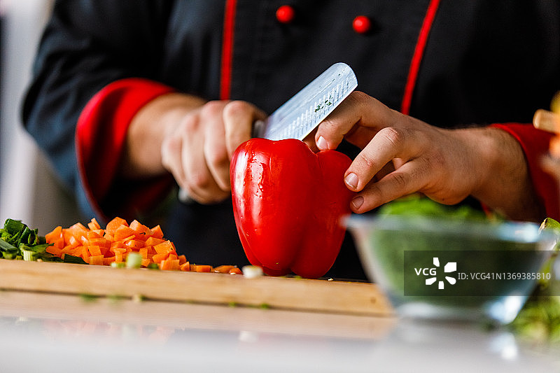 专业厨师切红甜椒图片素材