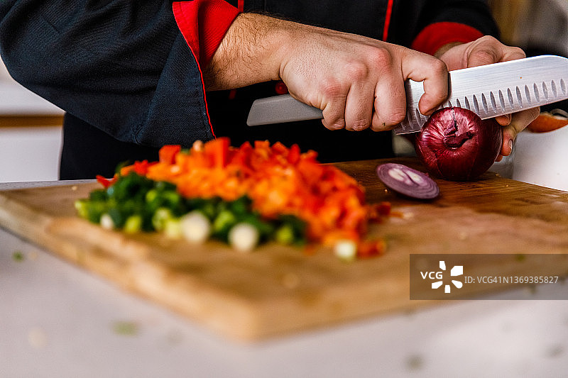 厨师切红洋葱末端的特写镜头图片素材