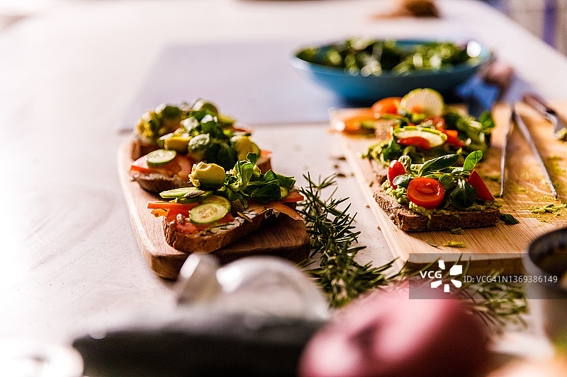 木板上美味健康的纯素三明治图片素材