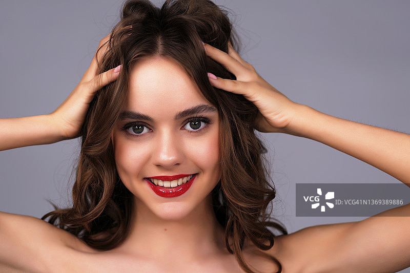 美丽的年轻女性妆容特写图片素材