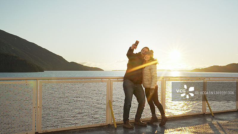 情侣冬季在渡轮甲板上自拍图片素材