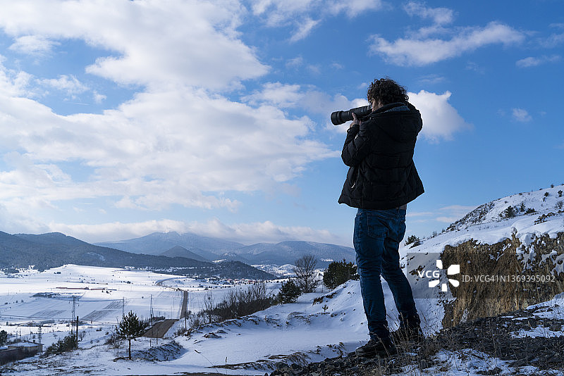 拍摄雪景的自然摄影师图片素材