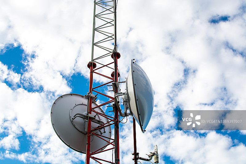 蓝天白云下的通信塔图片素材