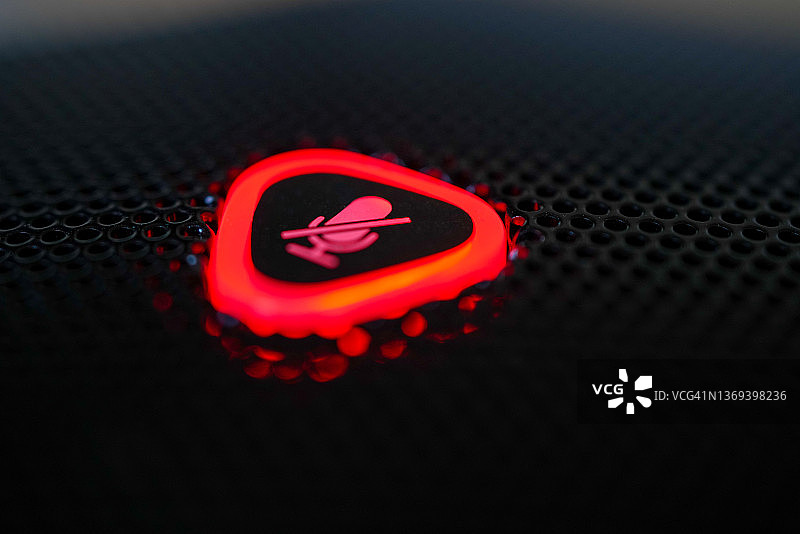 红色麦克风静音标志特写图片素材