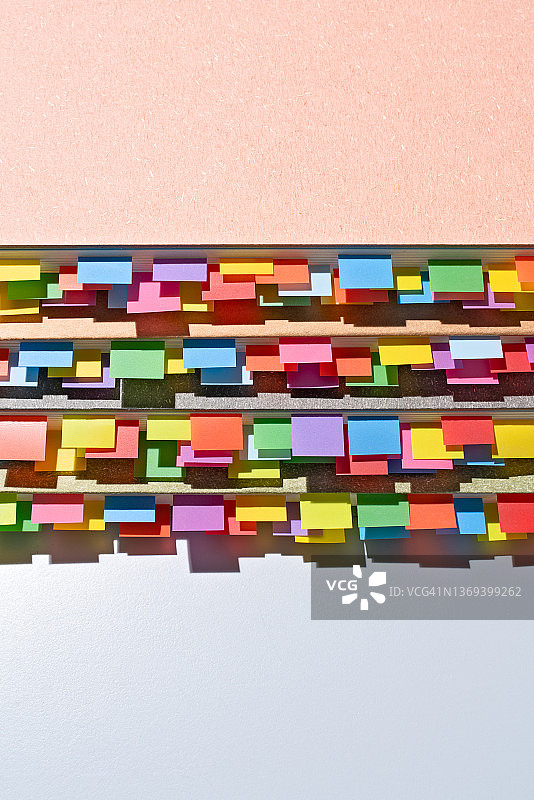 堆叠书籍上的彩色书签图片素材