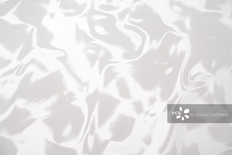 白色背景下的透明塑料箔反射高光图片素材