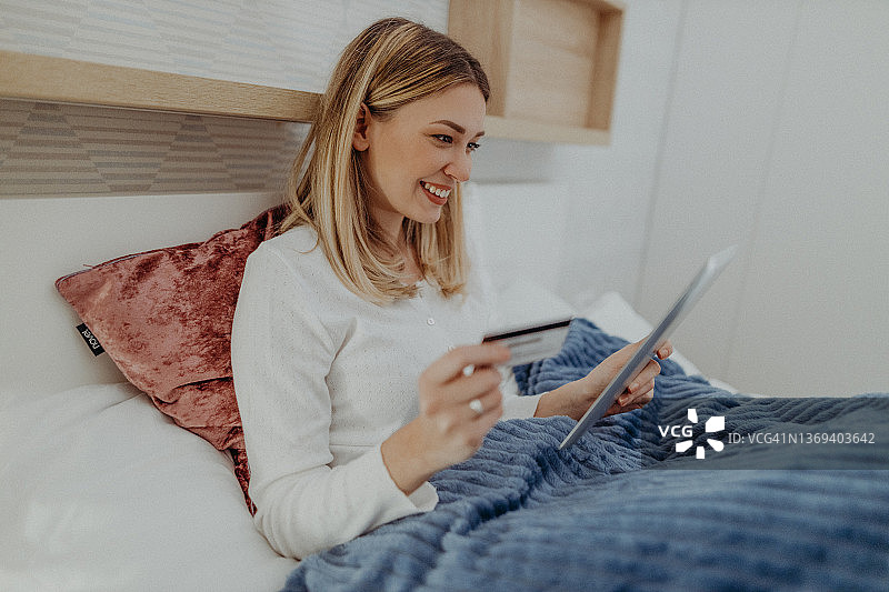 使用平板电脑的女人图片素材