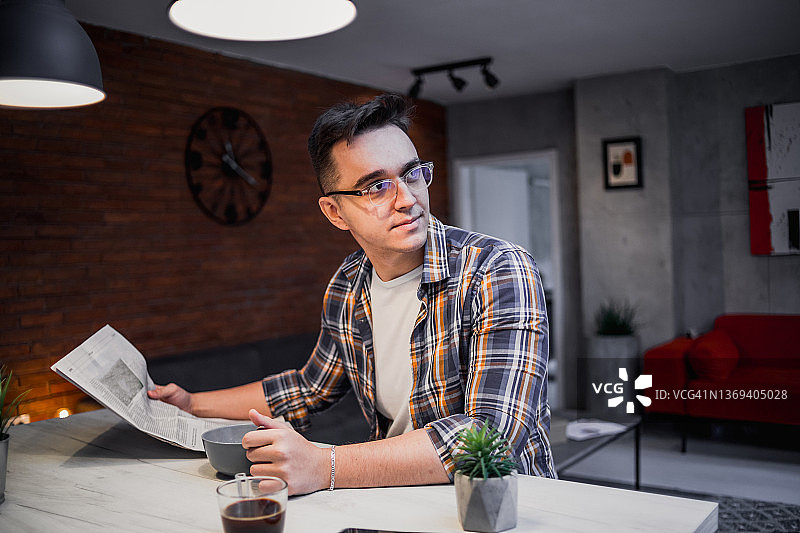 阅读报纸了解每日时事图片素材