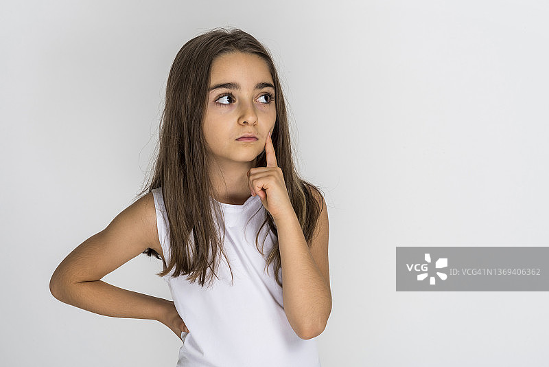 可爱女孩若有所思抬头看的肖像照图片素材