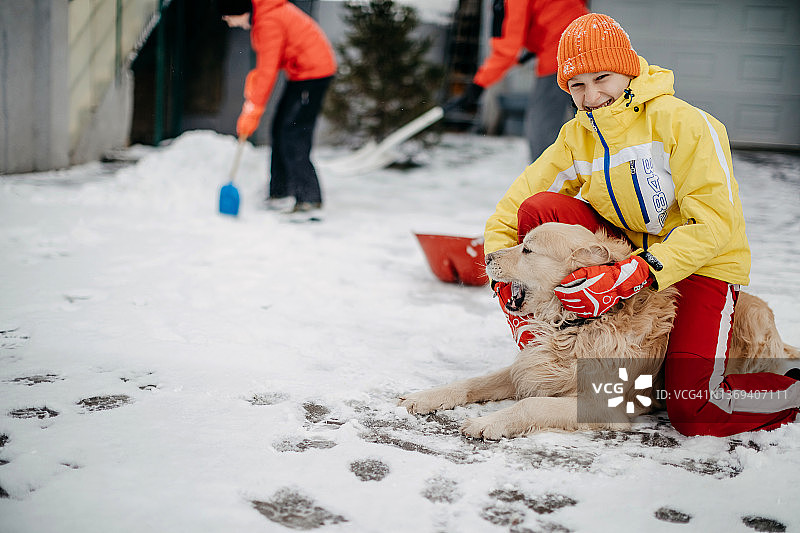 家人清理积雪图片素材