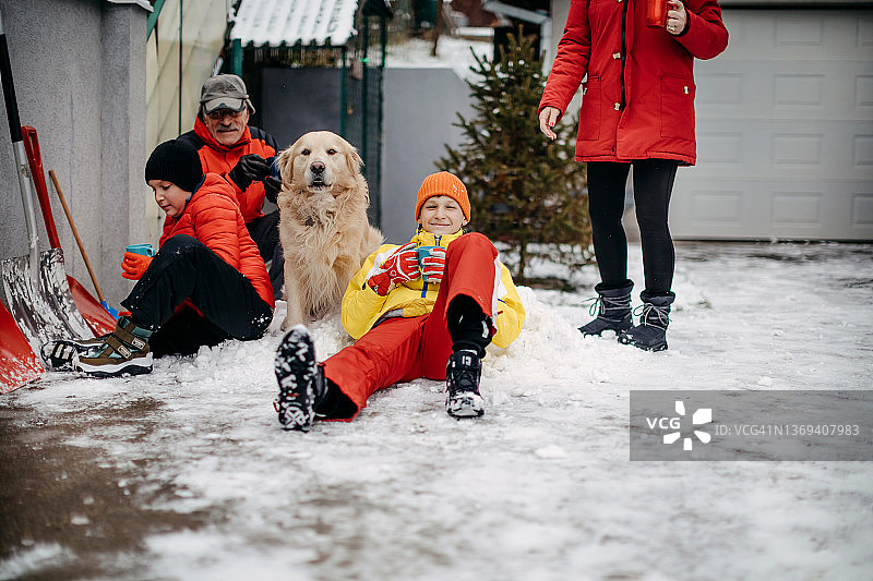 多代同堂家庭在后院清理积雪图片素材