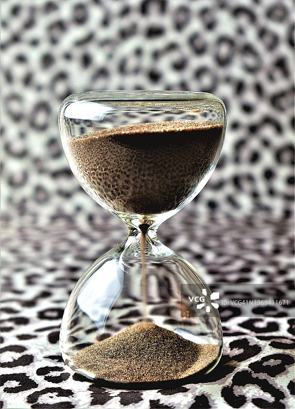 虎斑背景上的沙漏图片素材