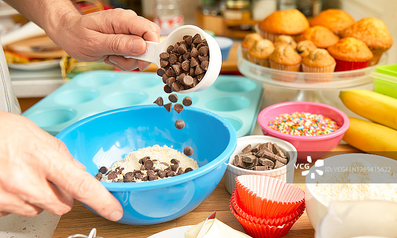 将巧克力片放入面团中图片素材