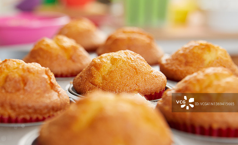 新鲜出炉的香蕉玛芬蛋糕图片素材