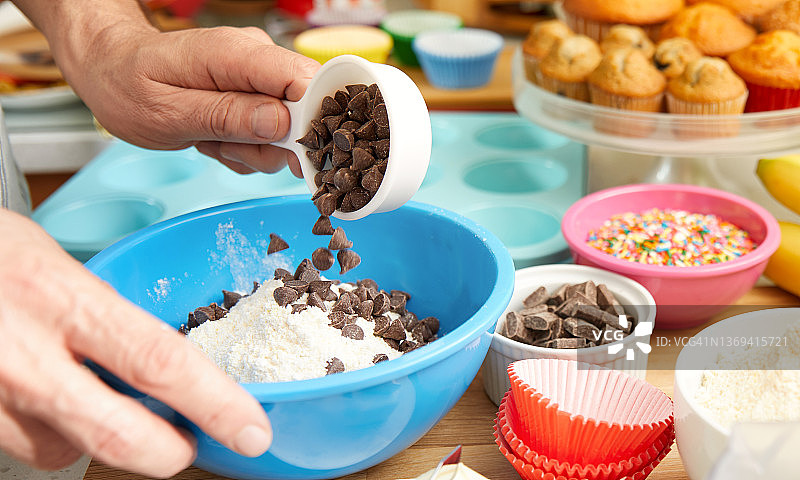 制作巧克力曲奇松饼图片素材