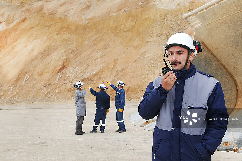 在采石场解决问题的工人团体图片素材